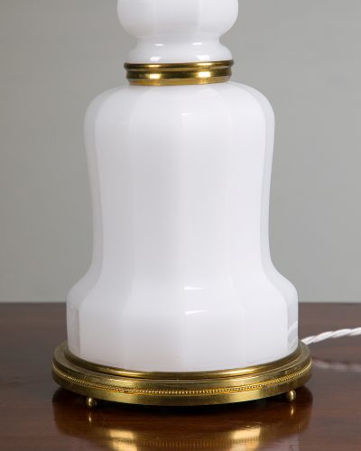 A FRENCH WHITE OPALINE GLASS TABLE LAMP-072