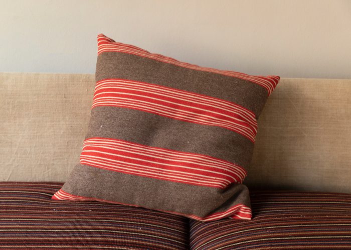 HL6001 A striped brown-red-white pillow-578