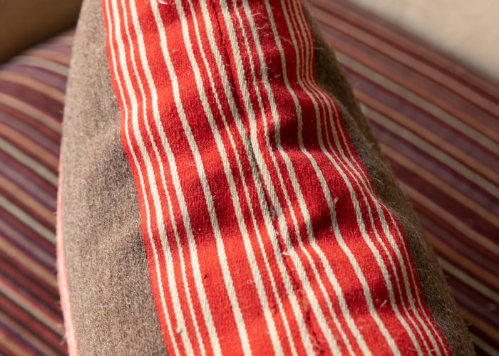 HL6001 A striped brown-red-white pillow-579