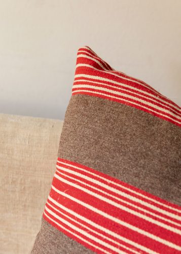 HL6001 A striped brown-red-white pillow-580