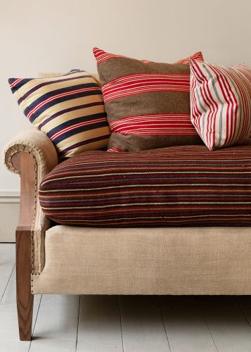 HL6001 A striped brown-red-white pillow_F9A1566