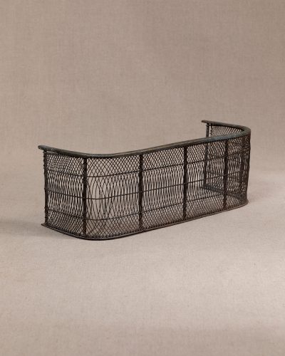 HL4910 A VICTORIAN BRASS AND WIRE MESH BEDROOM FENDER-11897