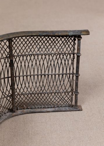 HL4910 A VICTORIAN BRASS AND WIRE MESH BEDROOM FENDER-11903
