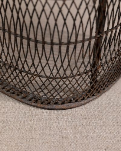 HL4910 A VICTORIAN BRASS AND WIRE MESH BEDROOM FENDER-11906